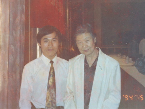 湯傳忠與于若木女士（陳云同志夫人，著名營養專家）合影